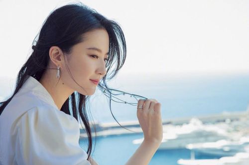 Lưu Diệc Phi 'đốn tim' fan bởi nhan sắc trong veo nền nã