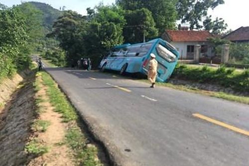 Xe khách chèn chết một phụ nữ rồi lao xuống vệ đường