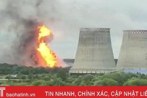 Nhà máy nhiệt điện bốc cháy dữ dội, 8 người bị thương