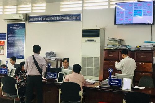 Vách kính ngăn và tâm lý người dân khi đến 'cửa công'