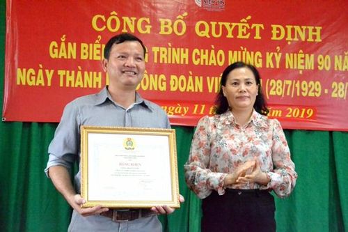 Gắn biển công trình chào mừng 90 năm Ngày thành lập CĐ Việt Nam
