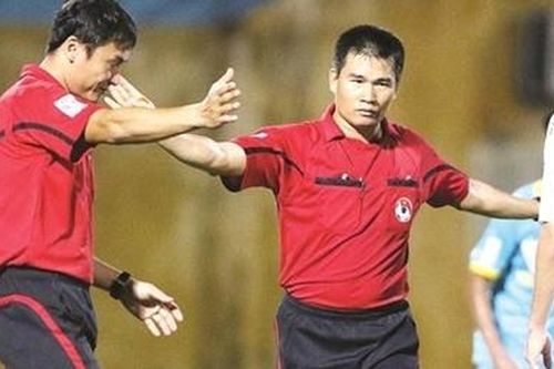 Trọng tài V.League lại gây tranh cãi, công nghệ VAR đâu rồi?