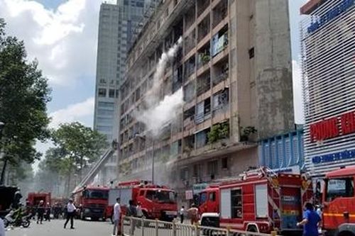 Giải cứu hàng chục bệnh nhân kẹt trong đám cháy cạnh bệnh viện
