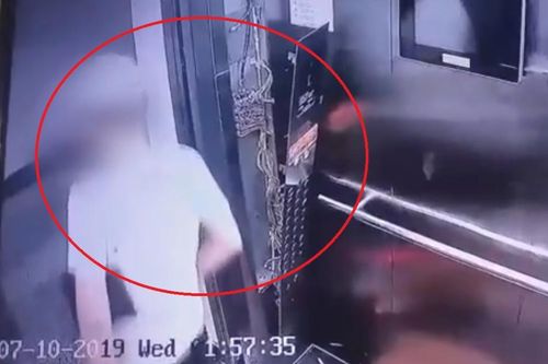 Clip: Mãi không thể bấm số, người đàn ông đạp tung bảng điều khiển trong thang máy