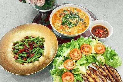 Ngỡ ngàng với những mâm cơm ngon và đẹp hết nấc của người mẫu Lan Khuê