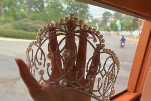 H'Hen Niê xin lỗi vì làm hỏng vương miện nhưng sự thật lại khiến fan thở phào