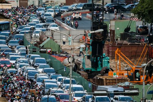 Kẹt xe triền miên ở đường Tôn Đức Thắng vì công trường ì ạch
