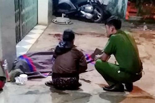 Tạm giữ nhóm đâm chết thanh niên bán vé số