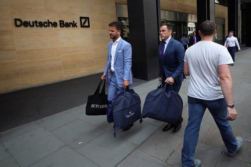 Sếp Deutsche Bank may vest 1.800 USD trong ngày đuổi 18.000 nhân viên