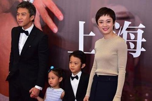 Vợ chồng Tôn Lệ - Đặng Siêu lần đầu đưa hai con đi sự kiện