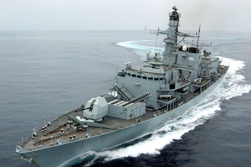 Vũ khí chiến hạm Anh chĩa về xuồng Iran trong cuộc đụng độ trên biển
