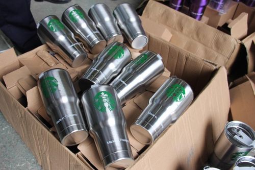 Cốc giữ nhiệt Starbucks 'Made in Thailand' giả mạo bị thu giữ