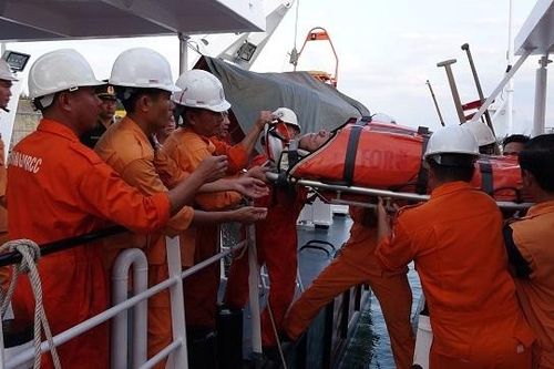 Xuyên đêm cứu thuyền trưởng bị chân vịt tàu cắt ngang ngực phải
