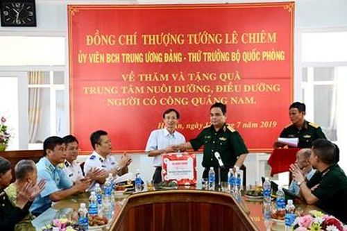 Đoàn công tác Bộ Quốc phòng thăm, tặng quà người có công trên địa bàn Quân khu 5