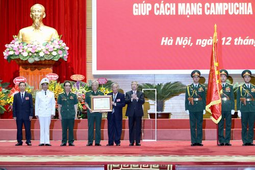 Lễ đón nhận Huân chương Sao vàng của lực lượng chuyên gia Việt Nam