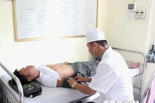 Bàn giao ngư dân Trung Quốc gặp nạn trên vùng biển Việt Nam