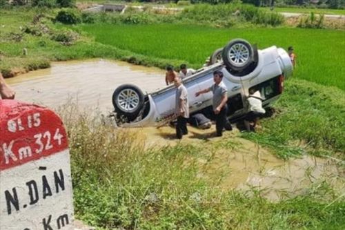 Xe ô tô 7 chỗ lao xuống hố nước, năm người thương vong