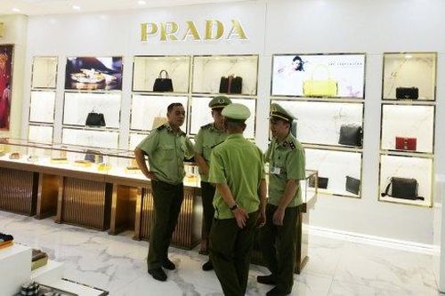 Nóng: Đột kích vào 'sào huyệt' một trung tâm thương mại, thu giữ số hàng nhái gần 100 tỷ đồng