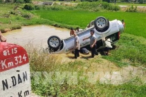 Xe ô tô 7 chỗ lao xuống hố nước, năm người thương vong
