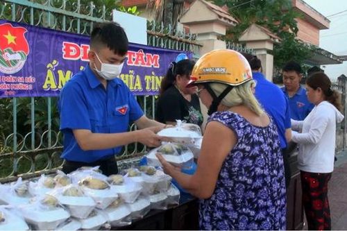 Ấm lòng với những bữa ăn sáng miễn phí