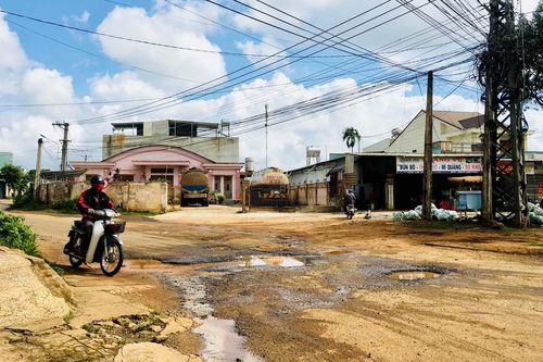 'Ổ gà' trên đường Anh hùng Đôn