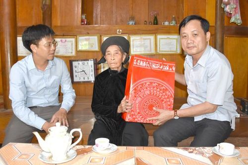 Các đồng chí lãnh đạo tỉnh thăm, tặng quà gia đình chính sách, người có công huyện Lâm Bình, TP Tuyên Quang