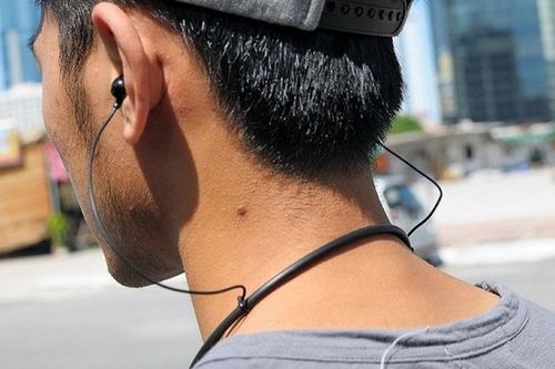 Đeo tai nghe khi điều khiển xe máy bị xử phạt như thế nào?