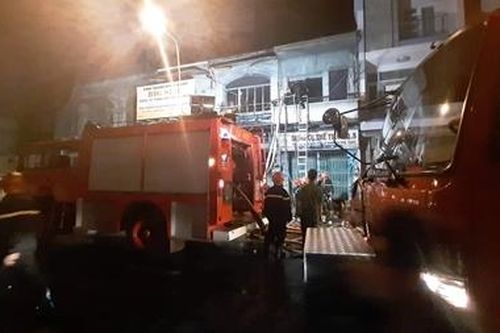 Cháy trong đêm, nhiều người tháo chạy