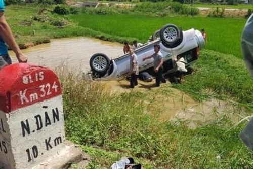 Xe 7 chỗ lật xuống ruộng, 6 người thương vong