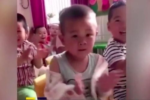 Cậu bé mẫu giáo ngủ gật bị giáo viên và bạn học 'troll'