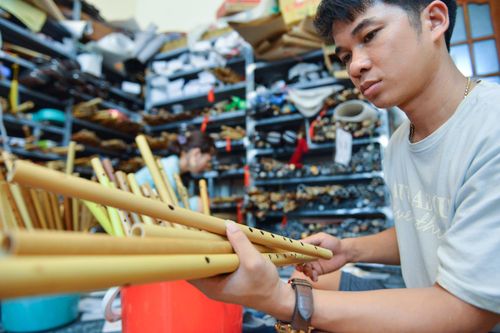 Chàng trai 8X thu tiền tỷ mỗi tháng từ bán sáo trúc