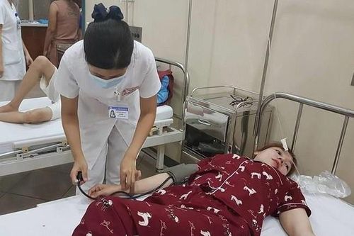 73 người nhập viện sau khi ăn tiệc cưới