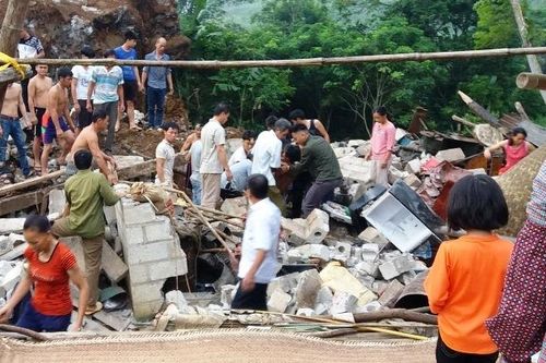 Sạt lở đá vùi ba người trong đống đổ nát