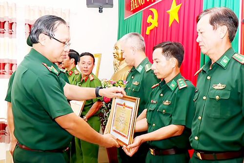 Khen thưởng 10 tập thể có thành tích phòng chống tội phạm ma túy