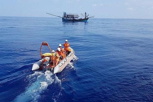 Cứu hộ khẩn cấp ngư dân Quảng Ngãi bị tai nạn tại Hoàng Sa