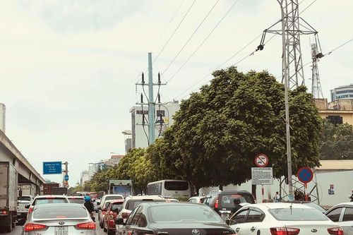Hà Nội: Tắc đường trên cao, các phương tiện xếp hàng dài