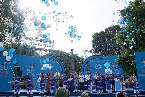 10.000 người đi bộ kỷ niệm 20 năm Hà Nội nhận danh hiệu Thành phố Vì hòa bình
