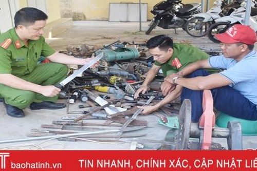 Công an huyện Cẩm Xuyên tiêu hủy số lượng lớn súng tự chế, dao kiếm các loại