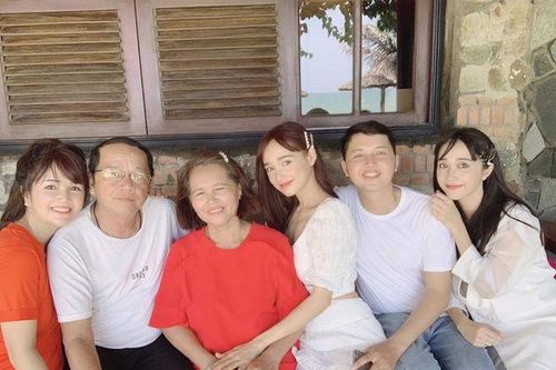 Nhã Phương đăng ảnh du lịch cùng gia đình thổ lộ một điều khiến ai cũng cảm động