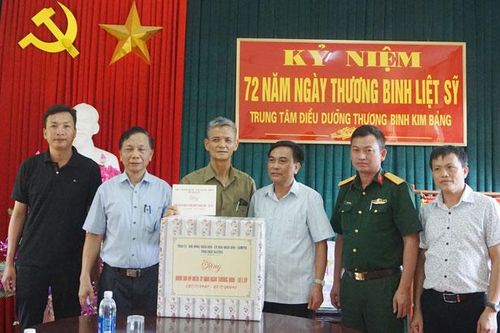Tặng quà các thương, bệnh binh