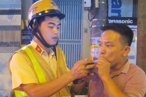 CSGT chặn 'ma men' cầm lái trên quốc lộ 32