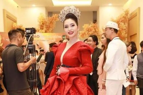 Hoa hậu Vũ Thanh Thảo đẹp rạng rỡ với đầm dạ hội
