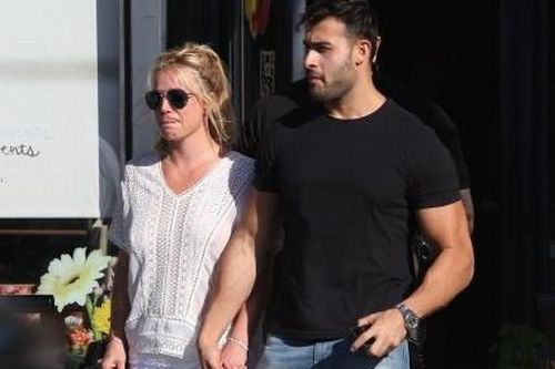 Britney Spears 'thả rông', tình tứ bên bạn trai kém 13 tuổi