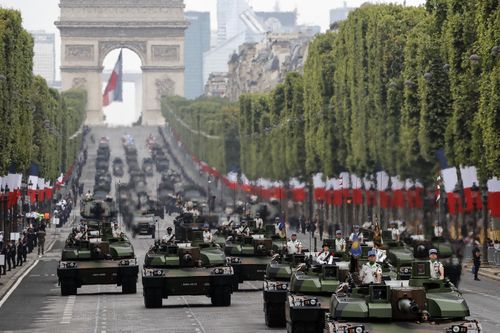 Xe tăng, trực thăng rầm rộ giữa Paris diễu binh quốc khánh Pháp