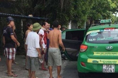 Mâu thuẫn tiền lãi 100.000 đồng, người đàn ông dùng dao cứa cổ chủ tiệm cầm đồ