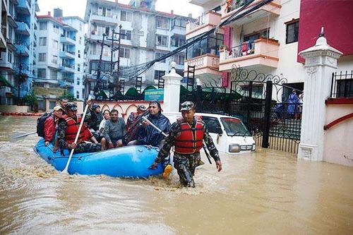 Mưa bão ở Nepal và Ấn Độ gây thiệt hại nặng