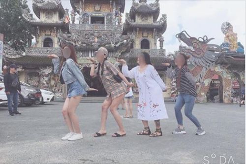 Mặc váy ngắn cũn cỡn đi chùa, nhóm bạn trẻ khiến dân mạng 'nóng mắt'