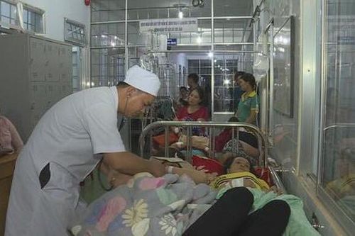 Hơn 70 người nhập viện cấp cứu sau khi ăn cưới ở xã