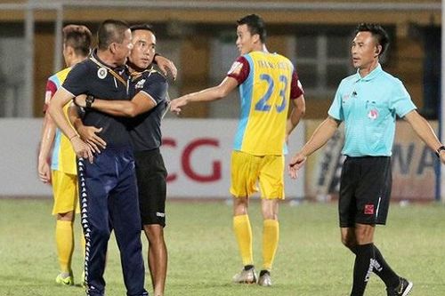 HLV Hà Nội 'nổi điên', phản ứng trọng tài sau trận hòa tiếc nuối