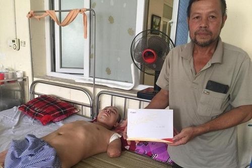 Trao hơn 43 triệu đến em Trần Duy Hào bị bỏng điện cụt cả hai tay